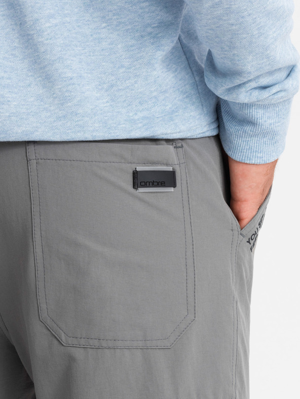 Ombre Clothing Pánske jogger nohavice s vreckami a potlačou sivá Ombre Oblečenie