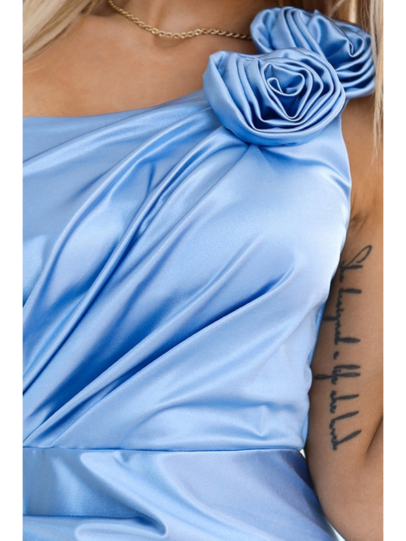 numoco 580-4 AURORA Dlhé saténové šaty na jedno rameno s ružami - svetlomodré