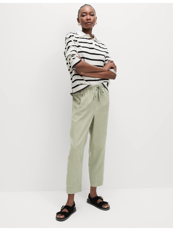 Marks & Spencer Farbené naťahovacie nohavice zúženého strihu so sťahovacou šnúrkou Marks & Spencer zelená