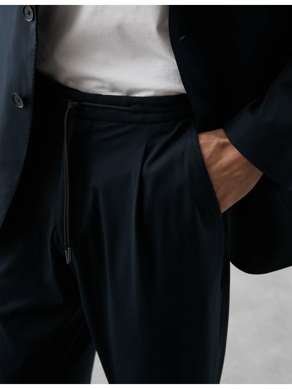 Marks & Spencer Oblekové nohavice vhodné na cestovanie Marks & Spencer námornícka modrá