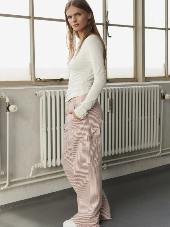 Sofie Schnoor Bielo-červené dámske pruhované voľné nohavice Sofie Schnoor