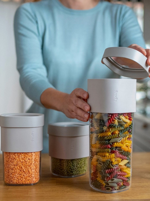 Lékué Súprava troch nádob na skladovanie suchých potravín vo svetlosivej farbe Lékué Flip Storage Set