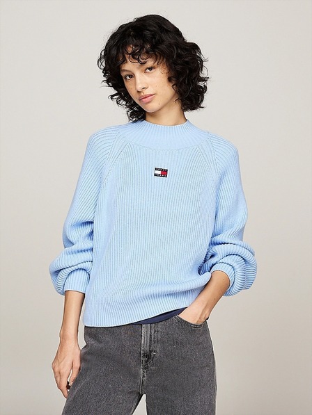 Tommy Jeans Dámsky bledo modrý sveter Tommy Jeans Badge Rib-Knit Vessel Blue