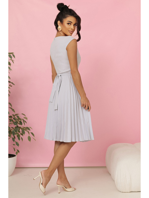 numoco LILA Plisované šaty s krátkym rukávom a pásom