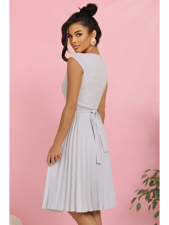 numoco LILA Plisované šaty s krátkym rukávom a pásom