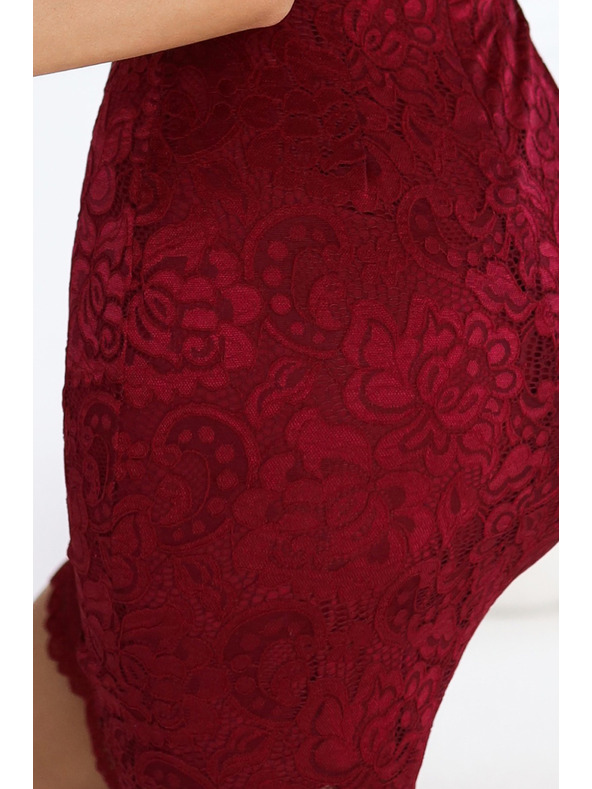 numoco Čipkované priliehavé šaty s krátkymi rukávmi a výstrihom