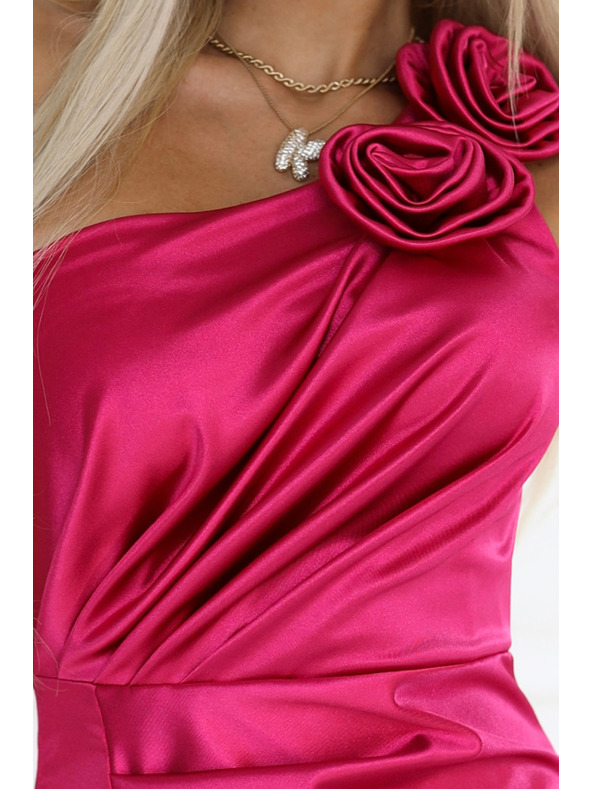 numoco AURORA Saténové šaty dlhé na jedno rameno s ružou a rozparkom | Ružový