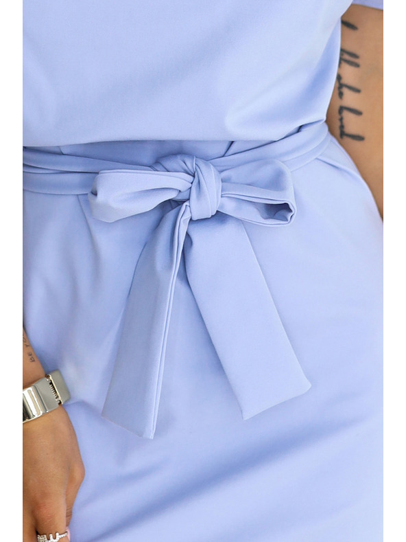 numoco Šaty ROXI s asymetrickou sukňou a páskom