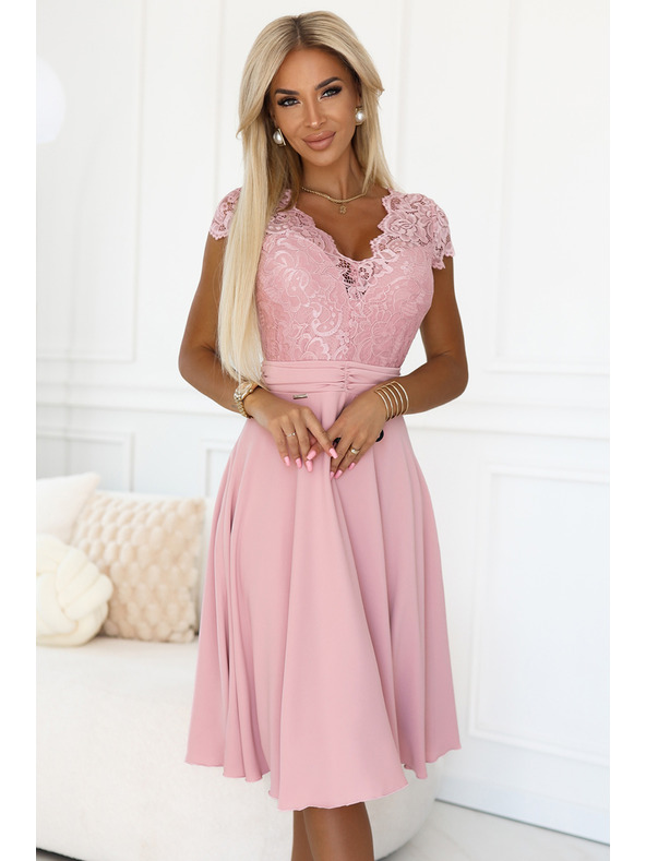 numoco Svetlo ružové šifónové šaty s čipkovaným výstrihom