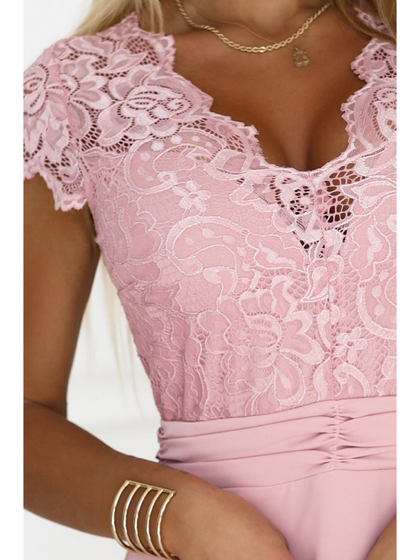 numoco Svetlo ružové šifónové šaty s čipkovaným výstrihom