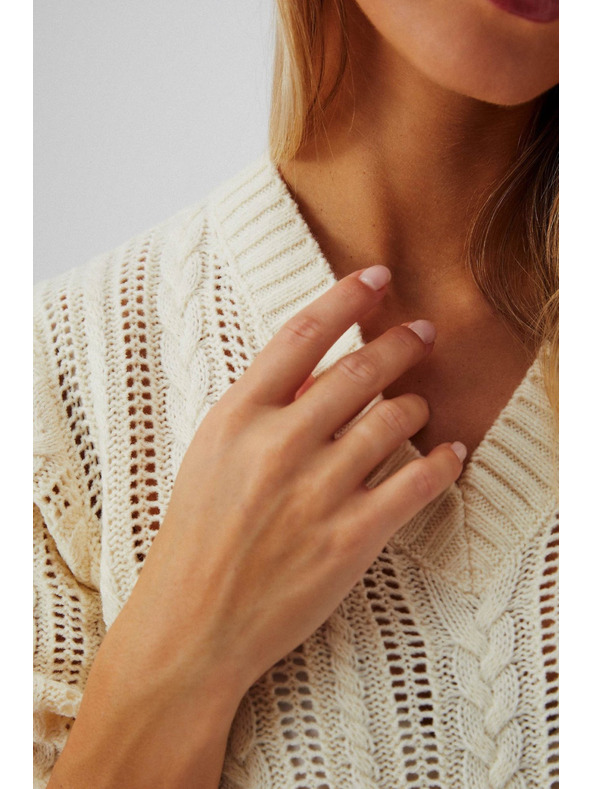 Moodo Krémový sveter so vzorom vrkoča