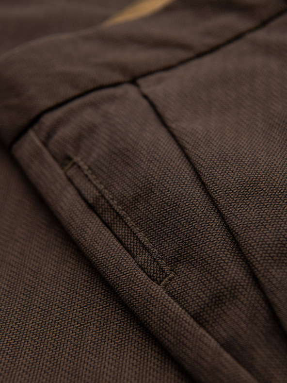 Ombre Clothing Pánske chino nohavice REGULAR FIT s jemnou štruktúrou - hnedé