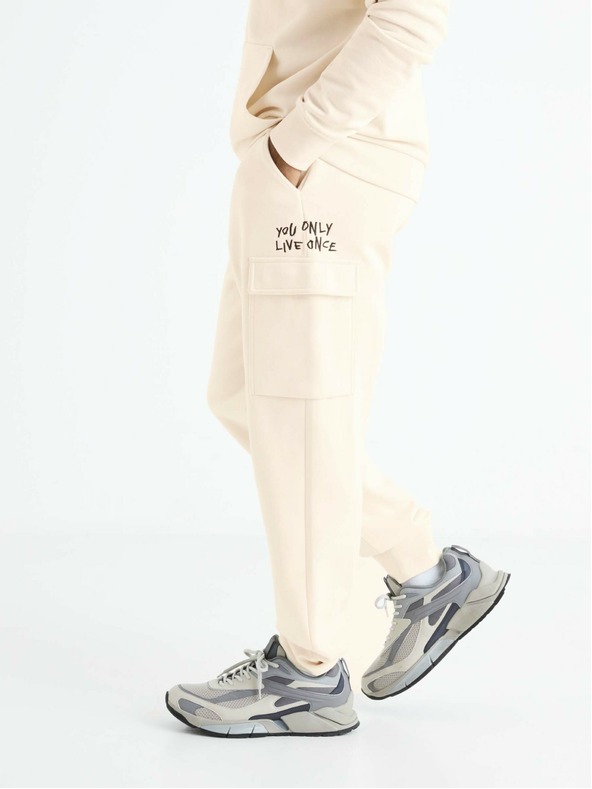 Celio Krémové pánske tepláky s vreckami Celio Boslap