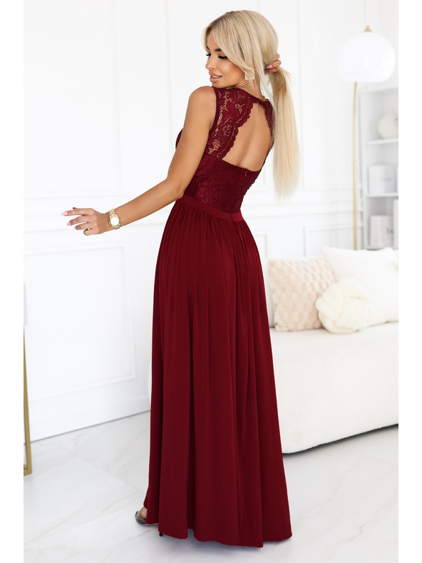 numoco Dlhé šaty LEA s čipkovým výstrihom a rozparkom - vínovej farby