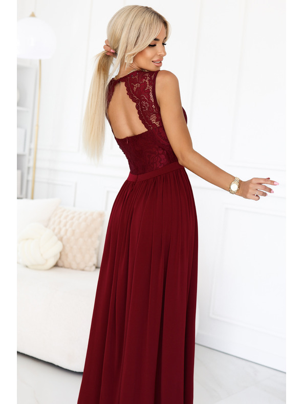 numoco Dlhé šaty LEA s čipkovým výstrihom a rozparkom - vínovej farby