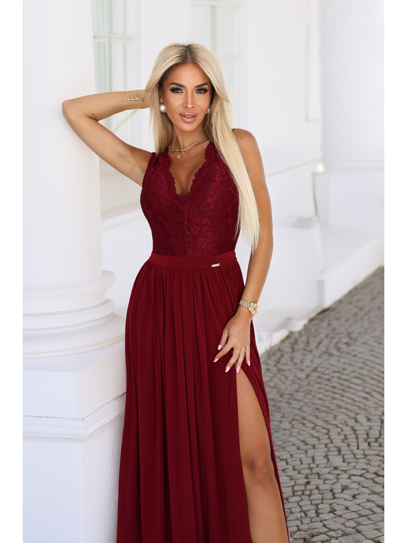 numoco Dlhé šaty LEA s čipkovým výstrihom a rozparkom - vínovej farby
