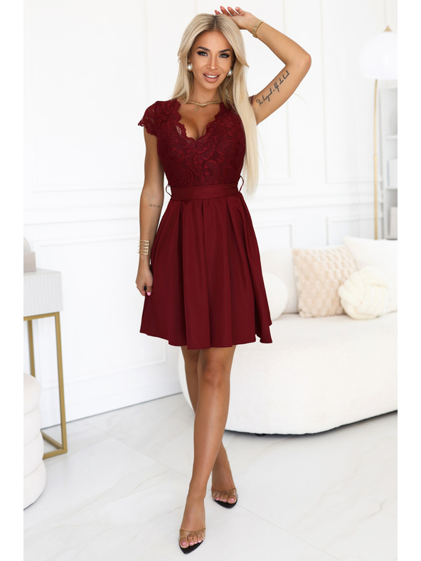 numoco Čipkované šaty ANNA s výstrihom a rozšírenou sukňou - vínovej farby