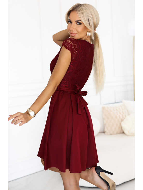 numoco Čipkované šaty ANNA s výstrihom a rozšírenou sukňou - vínovej farby