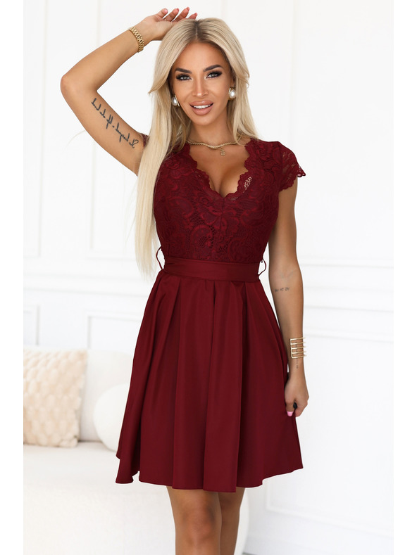numoco Čipkované šaty ANNA s výstrihom a rozšírenou sukňou - vínovej farby