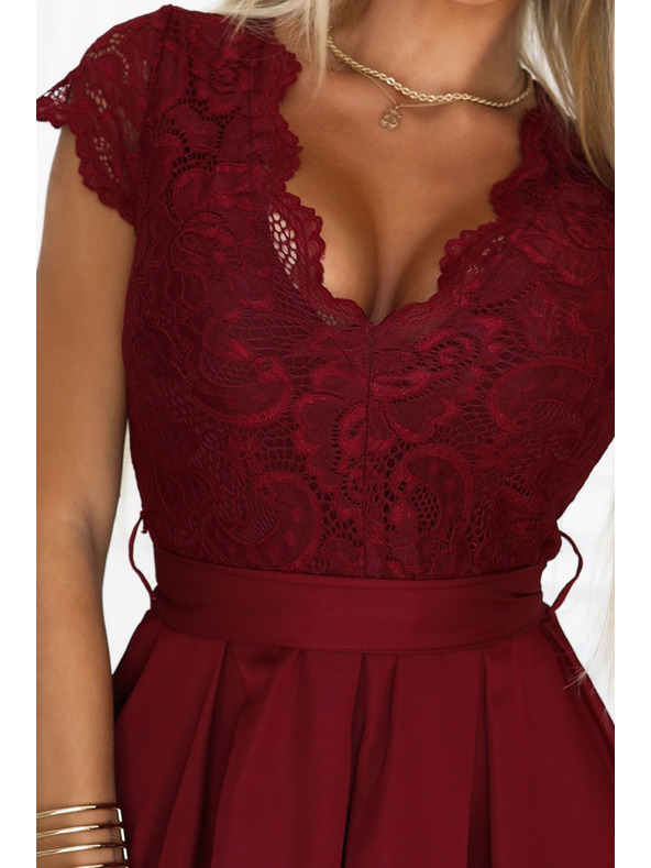 numoco Čipkované šaty ANNA s výstrihom a rozšírenou sukňou - vínovej farby
