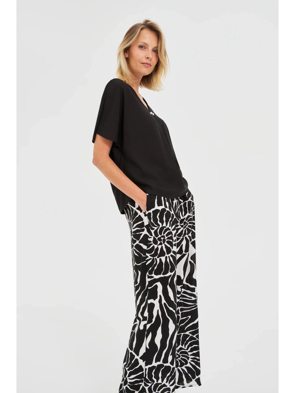 Moodo Čierna voľná blúzka s krátkym rukávom