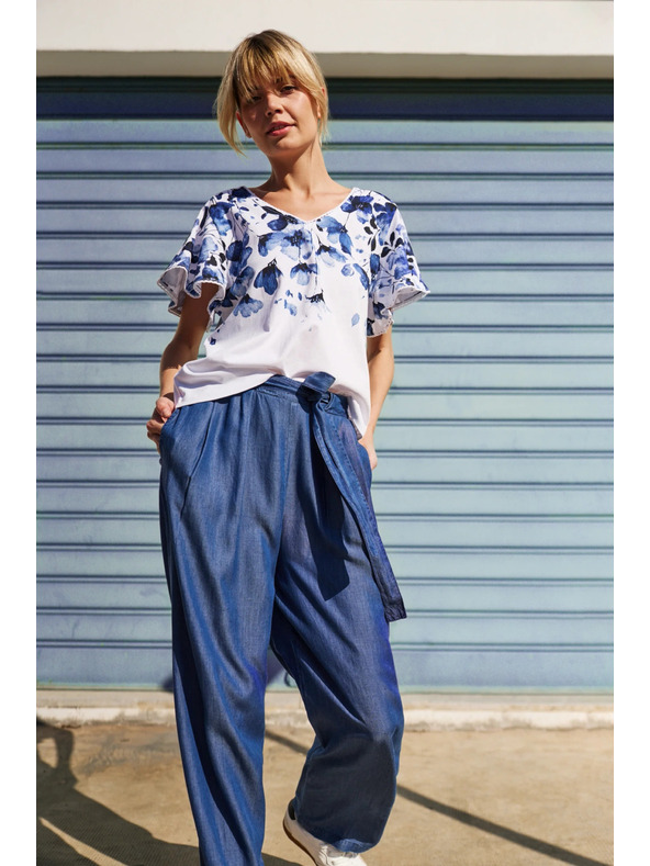 Moodo Biela blúzka s modrými kvetmi