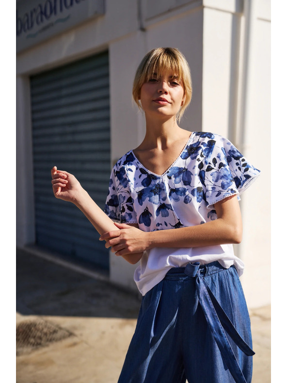 Moodo Biela blúzka s modrými kvetmi