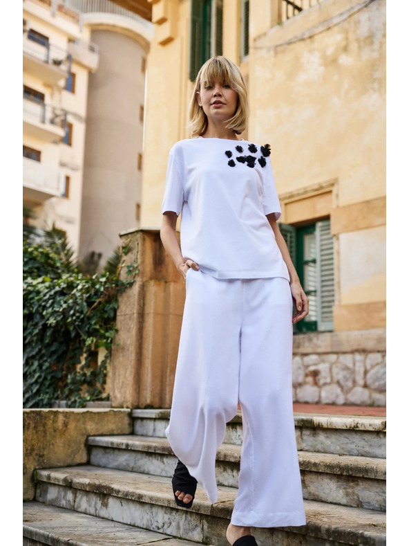 Moodo Biela blúzka s čiernymi kvetmi