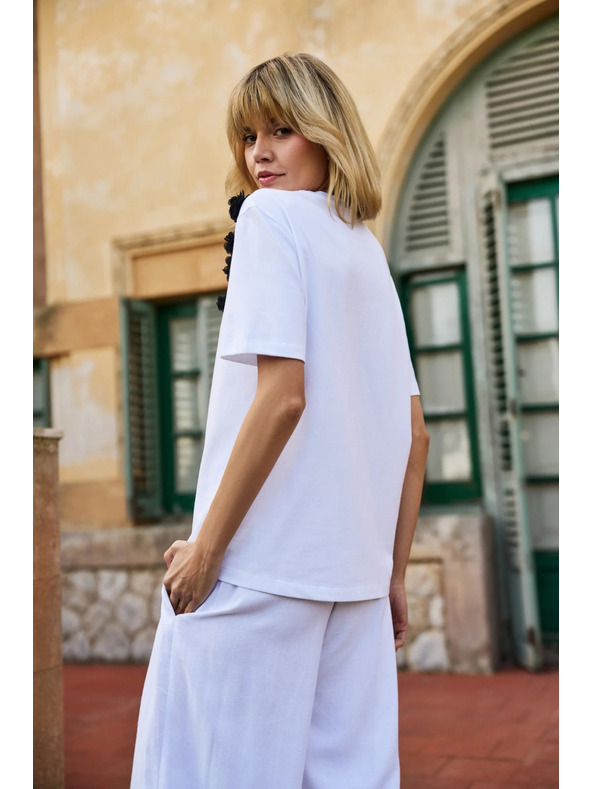 Moodo Biela blúzka s čiernymi kvetmi