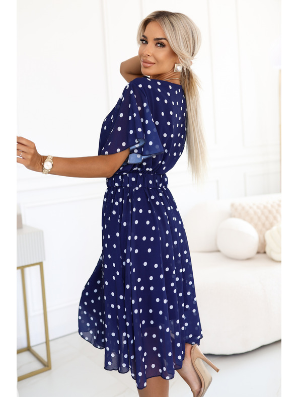 numoco Tmavé modré šaty s bielymi bodkami, zavinovacím výstrihom a ozdobným páskom