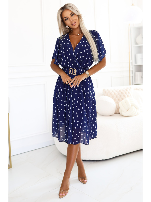 numoco Tmavé modré šaty s bielymi bodkami, zavinovacím výstrihom a ozdobným páskom