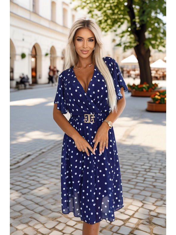numoco Tmavé modré šaty s bielymi bodkami, zavinovacím výstrihom a ozdobným páskom