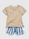 GAP Baby set tričko a pruhované kraťasy GAP