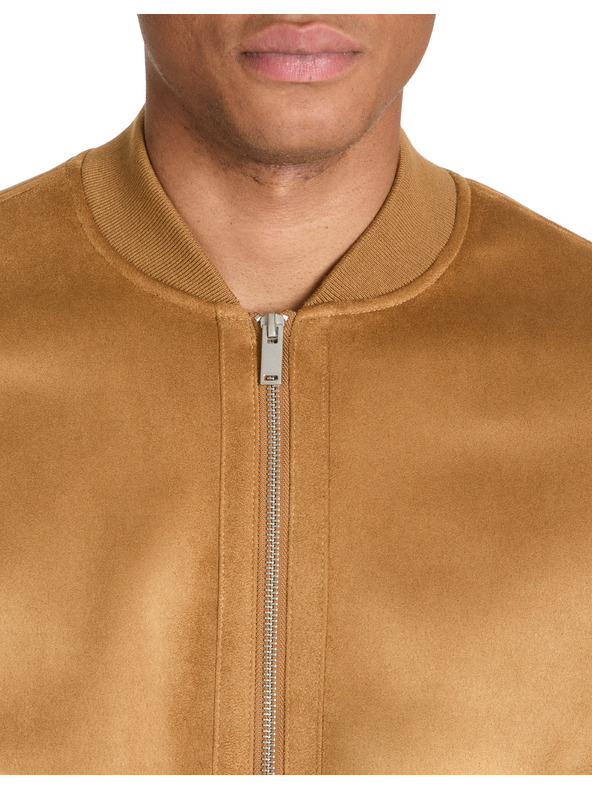 Celio Bunda z umelého semišu Judain