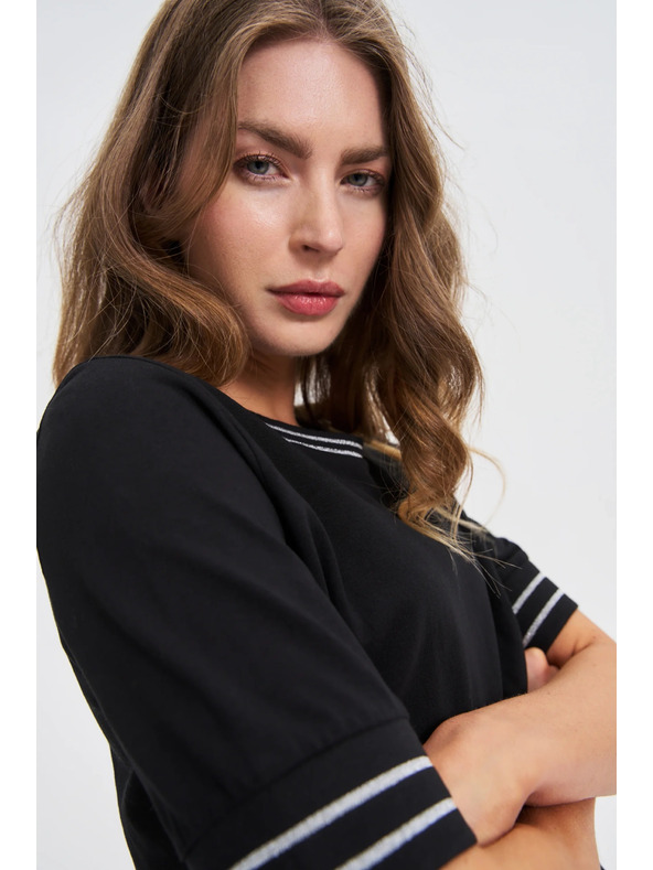 Moodo Čierny top s kontrastným lemovaním Moodo