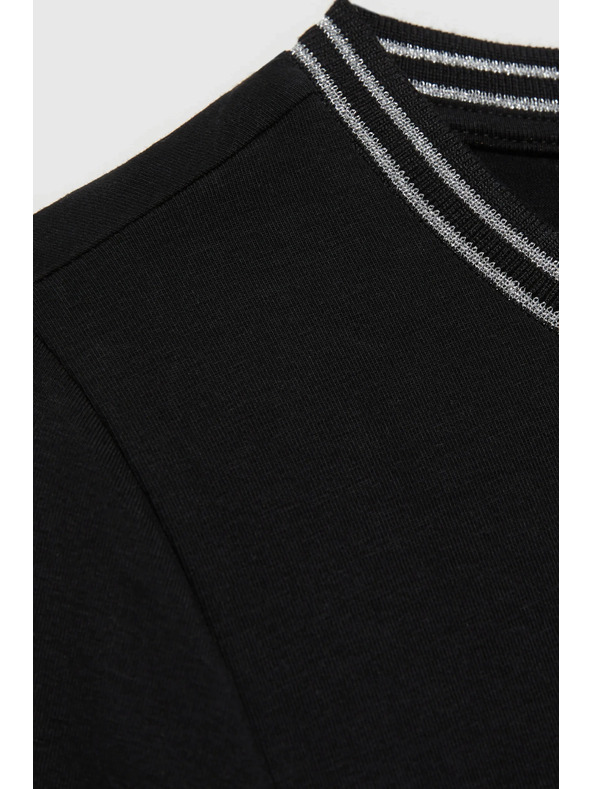 Moodo Čierny top s kontrastným lemovaním Moodo