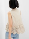 GAP Bavlnený peplum crop top s čipkou GAP