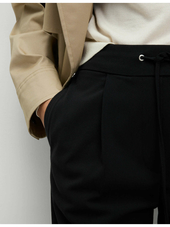 Marks & Spencer Mierne zúžené členkové nohavice so šnúrkami na stiahnutie Marks & Spencer čierne