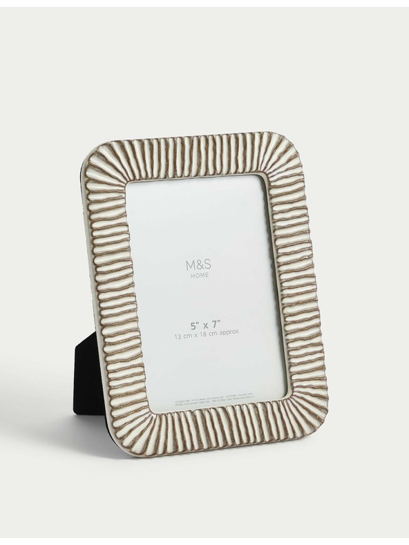 Marks & Spencer Vlnitý keramický rámik na fotografie 13 x 18 cm Marks & Spencer krémový