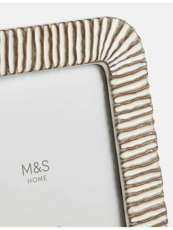 Marks & Spencer Vlnitý keramický rámik na fotografie 13 x 18 cm Marks & Spencer krémový