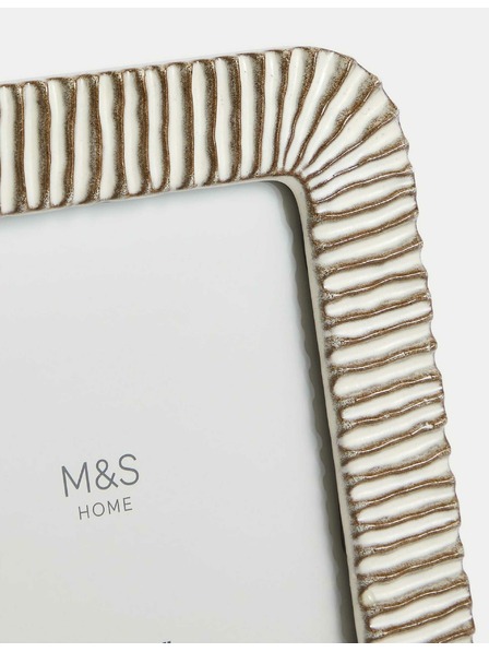 Marks & Spencer Vlnitý keramický rámik na fotografie 13 x 18 cm Marks & Spencer krémový