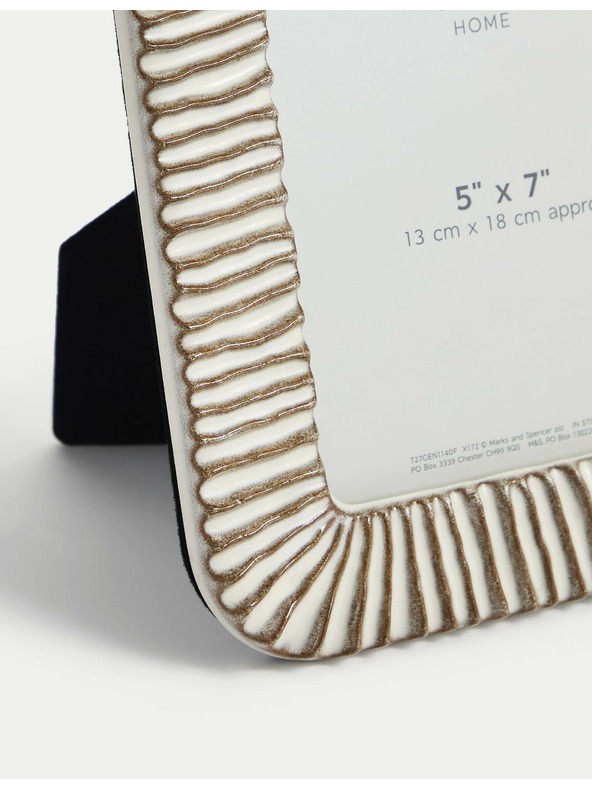 Marks & Spencer Vlnitý keramický rámik na fotografie 13 x 18 cm Marks & Spencer krémový