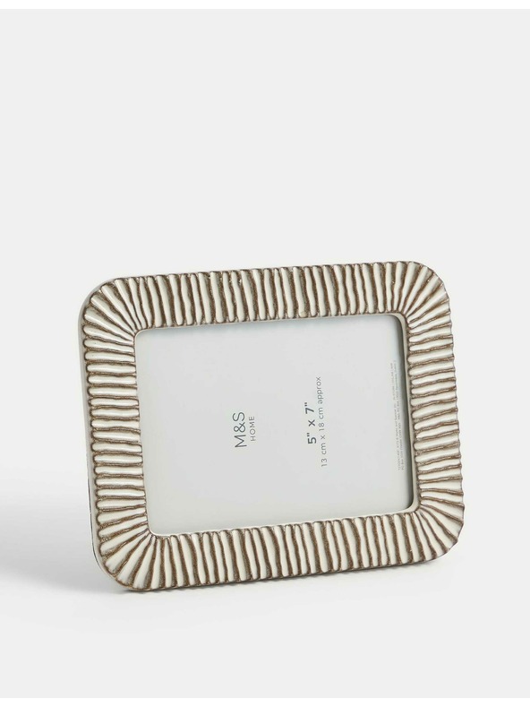 Marks & Spencer Vlnitý keramický rámik na fotografie 13 x 18 cm Marks & Spencer krémový