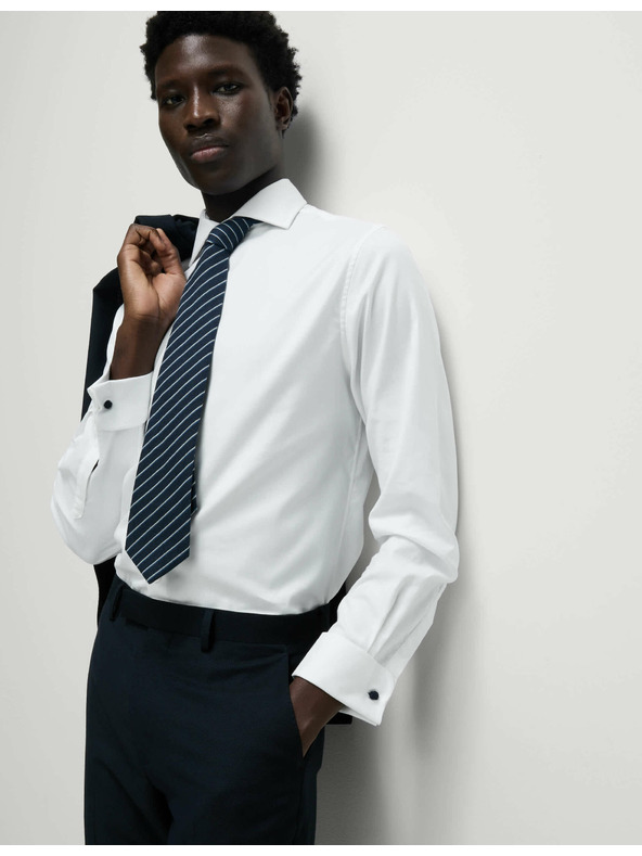 Marks & Spencer Mierne vypasovaná košeľa z luxusnej bavlny s dvojitými manžetami Marks & Spencer biela