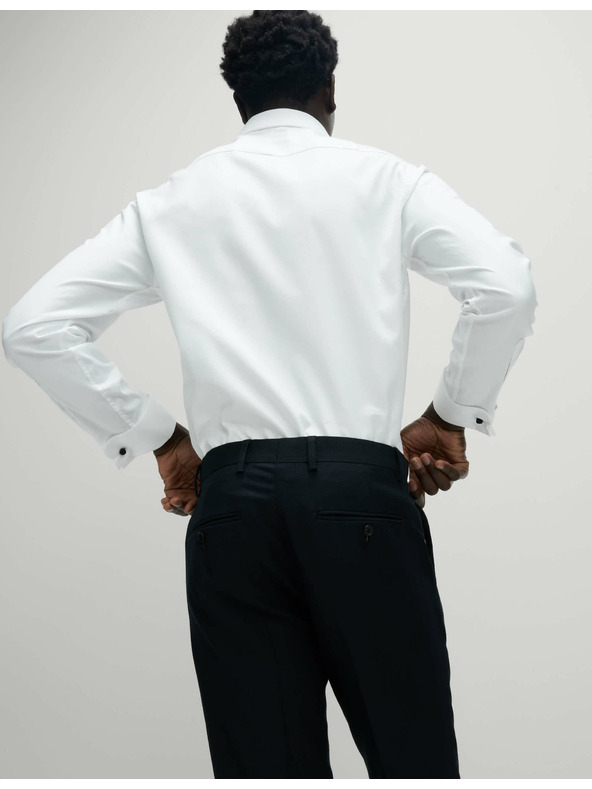 Marks & Spencer Mierne vypasovaná košeľa z luxusnej bavlny s dvojitými manžetami Marks & Spencer biela