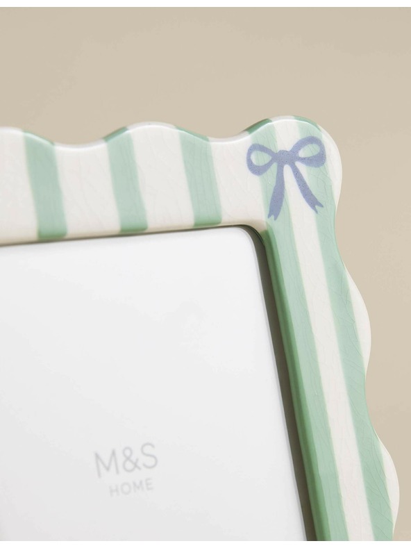 Marks & Spencer Pruhovaný keramický fotorámček 13 x 18 cm Marks & Spencer zelená