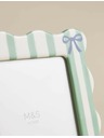 Marks & Spencer Pruhovaný keramický fotorámček 13 x 18 cm Marks & Spencer zelená