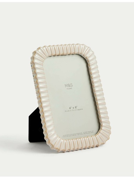 Marks & Spencer Vrúbkovaný keramický fotorámček 10 x 15 cm Marks & Spencer smotanová