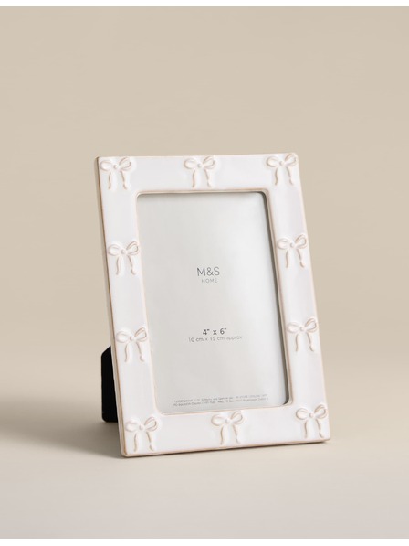 Marks & Spencer Fotorámček s keramickou mašľou 4x6 palcov Marks & Spencer biela