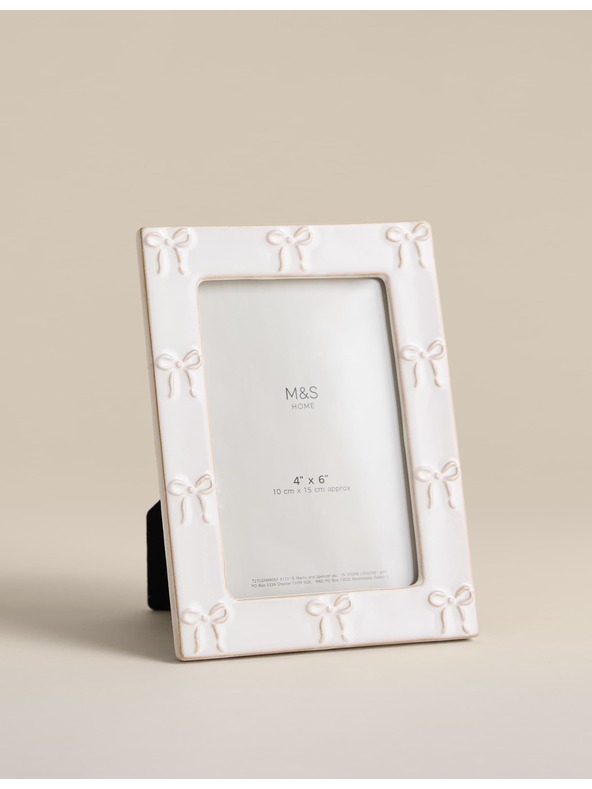 Marks & Spencer Fotorámček s keramickou mašľou 4x6 palcov Marks & Spencer biela